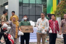 Karyawan BPJS Ketenagakerjaan Kudus bagikan takjil pererat silaturahmi