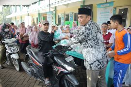 Sekolah Al Muslim beri santunan ke 1.177 kaum dhuafa