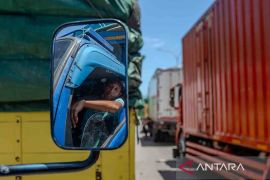 Antrean truk tujuan Sumatera mengular tunggu masuk Pelabuhan Ciwandan