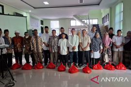 Kemenag Belitung salurkan bantuan 120 paket sembako