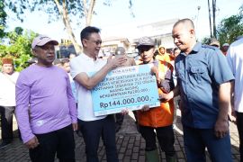 Sebanyak 720 petugas kebersihan terima paket sembako dan uang tali asih