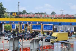 Arus kendaraan pemudik di gerbang tol Kalikangkung Semarang meningkat