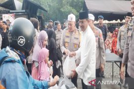 Dapur lapangan Polda Kalsel sajikan 1.400 takjil bagi masyarakat Banjarmasin