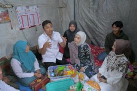 Safari Ramadan di Padang Panjang, Wagub Vasko Ruseimy serahkan bantuan bedah rumah untuk warga Tanah Hitam