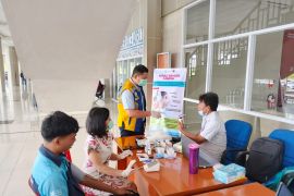 BKK Kelas I Manado lakukan cek kesehatan pekerja Bandara Samrat