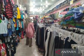 Jelang Lebaran, pedagang pakaian di Simeulue sepi pembeli