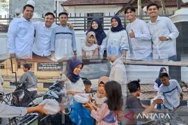 Pemuda peduli Tanjungbalai berbagi panganan buka puasa