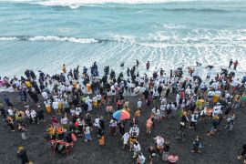 Upacara Melasti di Pantai Watu Pecak Lumajang
