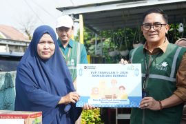 Pegawai PLN UID Kalselteng salurkan sembako untuk dhuafa, lansia dan guru TPQ