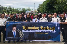 Menteri Imigrasi dan Pemasyarakatan Salurkan Bakti Sosial di Ponpes Mazilah