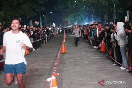 Kapolres Bogor Wikha Ardilestanto adu lari dengan atlet SEA Games di Pakansari