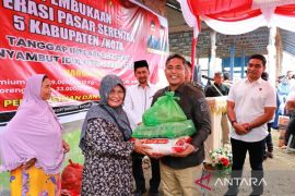 Ratusan warga padati operasi pasar jelang Lebaran di Aceh Barat