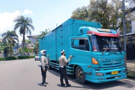 Polres Sumedang merazia truk sumbu 3 di sejumlah titik jalur arteri