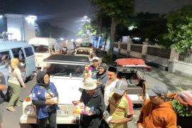 Komunitas VW Jatim bagikan 770 nasi bungkus dan sembako Ramadhan