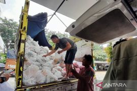 Pemkab Bekasi salurkan 3.497 paket pangan subsidi