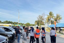 BPTD Babel bagikan ratusan takjil gratis untuk pemudik di Pelabuhan Tanjung Kalian