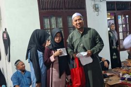 Ketua LBH Tabalong beri santunan anak down syndrome