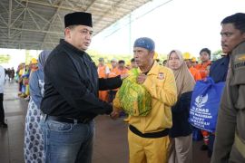 Munafri-Aliyah serahkan 7.100 paket lebaran untuk Satgas Kebersihan