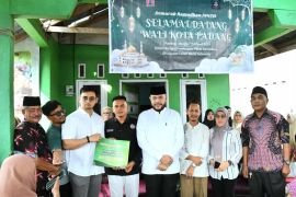 Dihadiri Wako Fadly Amran, Yayasan Sosial Lebah Muda Indonesia salurkan 400 paket sembako di Padang