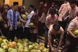 Kemarin, BGN setop operasi SPPG sajikan kelapa utuh dan erupsi Semeru