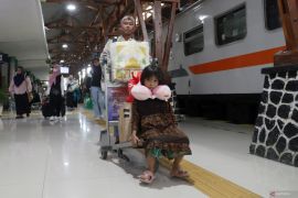 Pemudik angkutan kereta api di Blitar