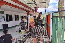 Prajurit Satgas Yonif 511/DY bersihkan masjid Tolikara jelang Lebaran