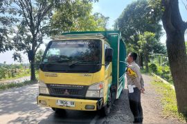 Polres Cianjur menilang belasan truk melintas di jalur mudik