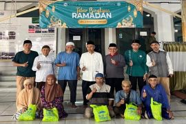 Masjid Muhammadiyah Al-Muhajirin salurkan 100 paket Sembako untuk dhuafa
