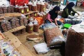 Penjualan pisang gulung wijen jajanan khas Magetan meningkat jelang Lebaran