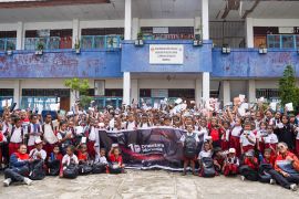 Pertamina Patra Niaga bagikan 2.000 paket  perlengkapam sekolah bagi anak di Papua