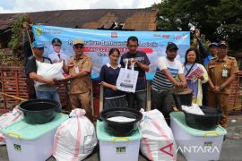 Pemkot Banjarmasin salurkan bantuan korban kebakaran Ujung Murung