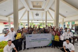 Employee Volunteering BPJS Ketenagakerjaan salurkan bantuan sembako bagi pegiat masjid di Kalikotes