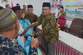 Menteri Imipas salurkan bansos sembako bagi masyarakat Padangsidimpuan