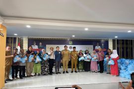 Imigrasi Sumut bersama Wali Kota Medan salurkan 2.000 paket sembako Menteri Imipas