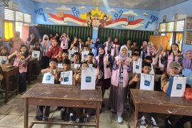 Srikandi PLN gelar sosialisasi dan bantuan paket alat tulis di SDN 3 Way Kandis
