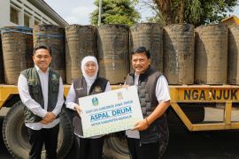 Pemprov Jatim salurkan 9.300 drum aspal perbaiki jalan daerah