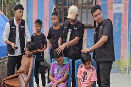 Relawan Kamoe potong rambut massal anak-anak di tenda pengungsian Aceh Utara