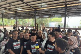 GEKIRA bagikan ratusan paket sembako untuk warga muslim jelang Idul Fitri