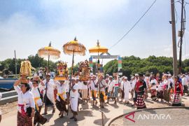 Ribuan umat Hindu Bekasi gelar Melasti di Jembatan Cinta