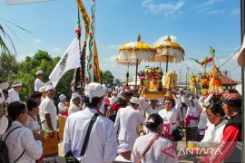 Ribuan umat Hindu Bekasi gelar Melasti di Jembatan Cinta