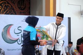 Ramadhan berkah, Bandara Lombok bagikan 500 paket sembako