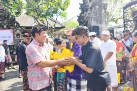 Bupati Bangli salurkan sembako Nyepi dan Idul Fitri