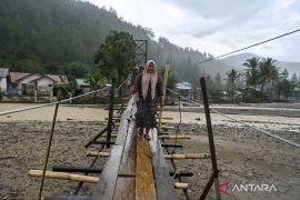 Meniti risiko di jembatan darurat Desa Tetingi Gayo Lues