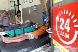 Penanganan lima nelayan korban laka laut di Trenggalek