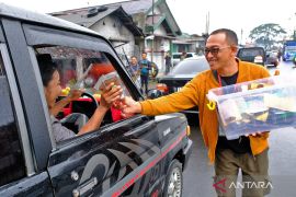 Warga Temanggung bagikan kopi dan tembakau kepada pemudik