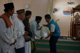 PLN UIW NTB salurkan bantunan bagi duafa, yatim dan guru ngaji