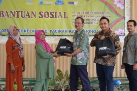 PT PAL bantu paket sembako bagi warga pesisir Lamongan