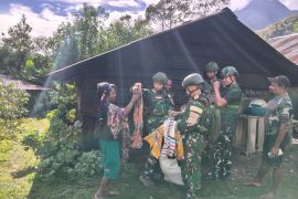 Satgas Yonif 136 salurkan pakaian layak pakai ke warga Tinggi Nambut