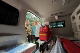 Astra salurkan ambulans dan alat kesehatan untuk Sumatera