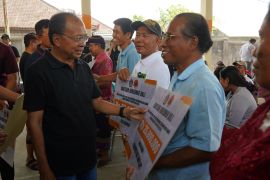 Bali governor distributes Rp1.26 billion in Buleleng flood relief